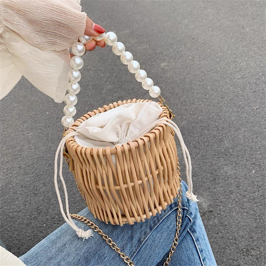 Damen Handtasche mit elegantem Perlengriff und geflochtenem Design Brehn
