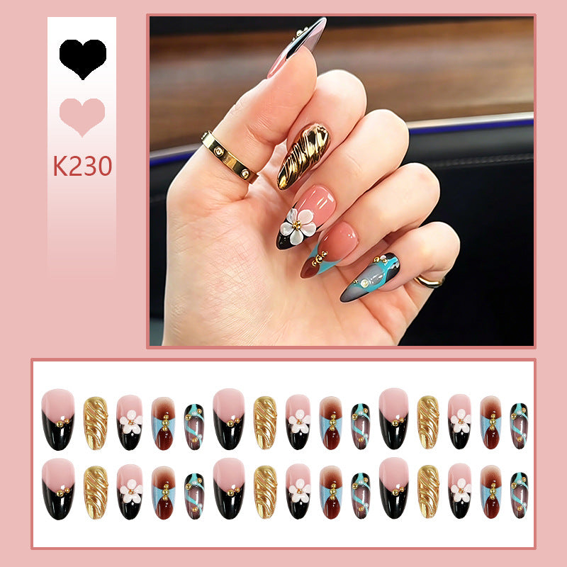 Kunstnagelset mit filigranen floralen Verzierungen und glamourösen Akzenten Brehn