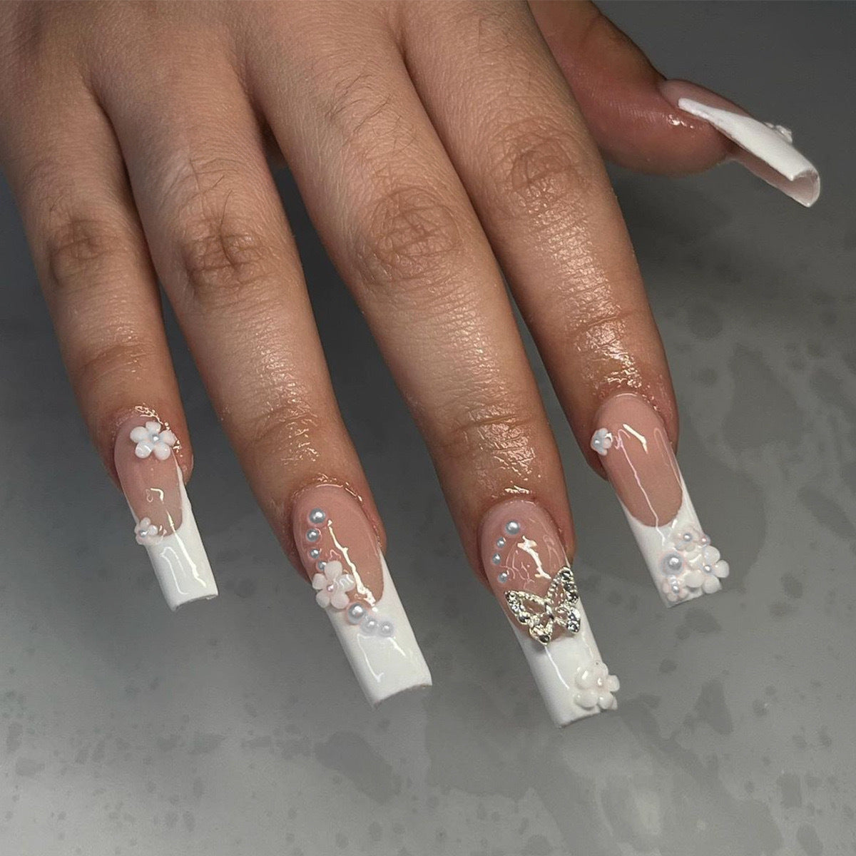 Kunstnagelset mit bezaubernden Blumen- und Schmetterlingsakzenten Brehn