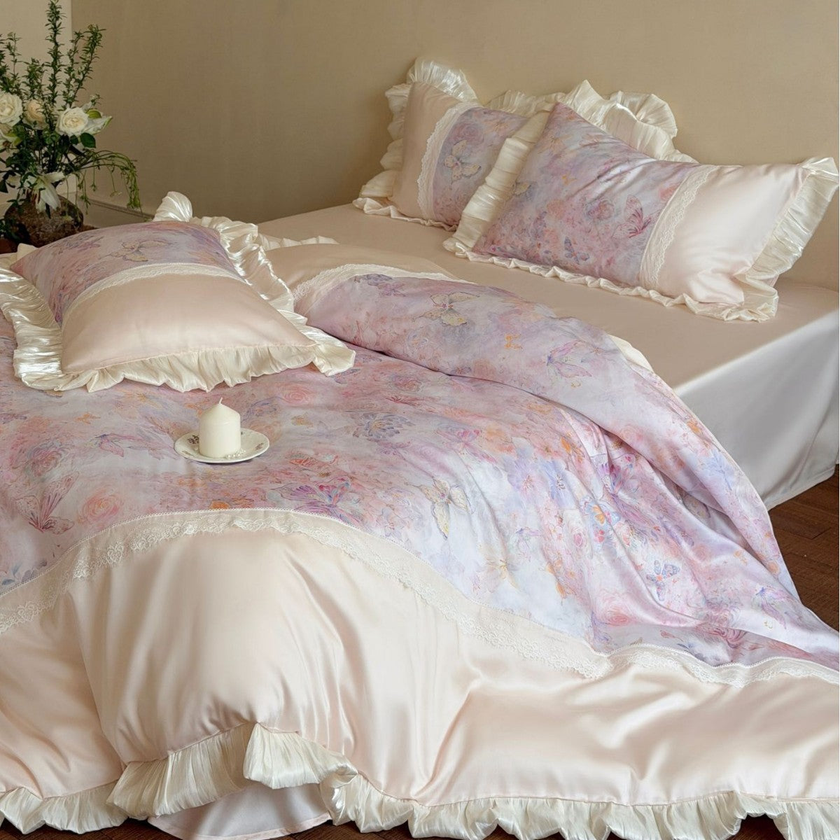 Bettwäsche-Garnitur im Vintage-Stil aus seidigem Satin mit Rüschenbordüre und Spitzenpaneel