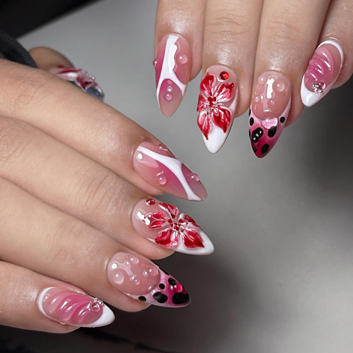 Künstlerisches Floral-Nageldesign Brehn