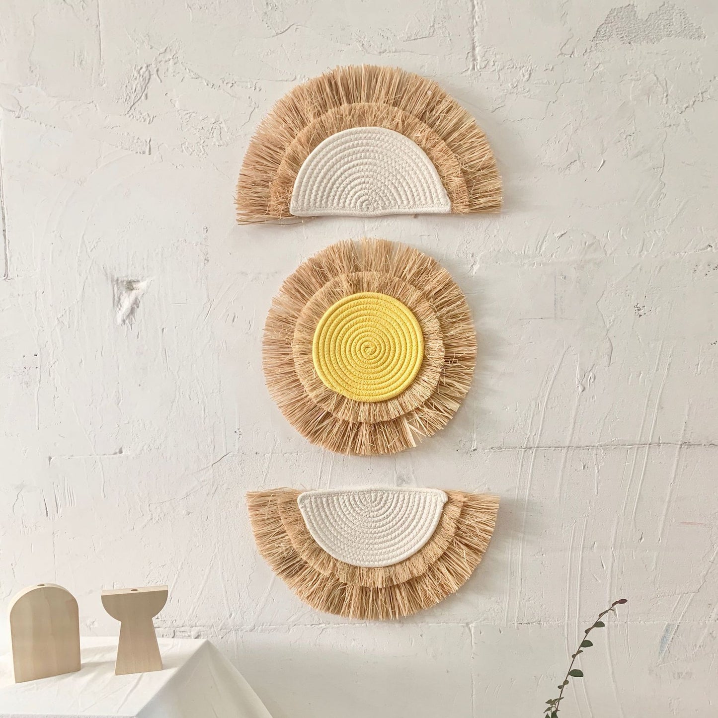 Dekorativer Wandschmuck mit Kunstfaser und Holzperlen Brehn