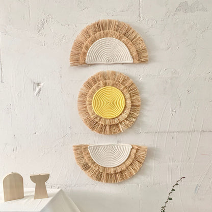 Dekorativer Wandschmuck mit Kunstfaser und Holzperlen Brehn