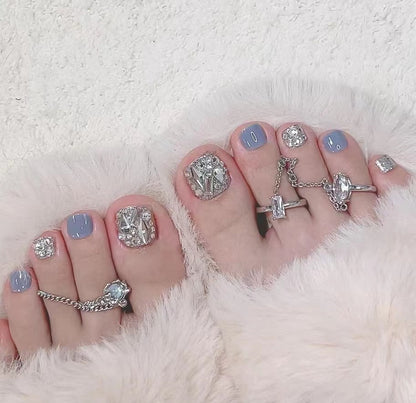 Elegante mit Kristallen akzentuierte Pediküre