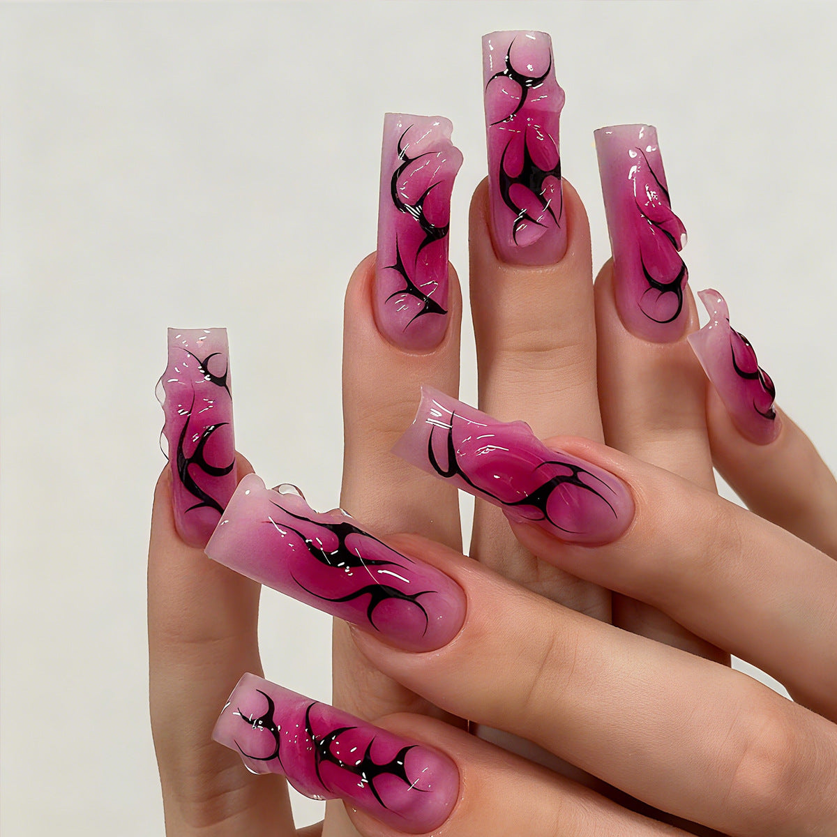 Kunstnägel mit floralem und künstlerischem Design Brehn