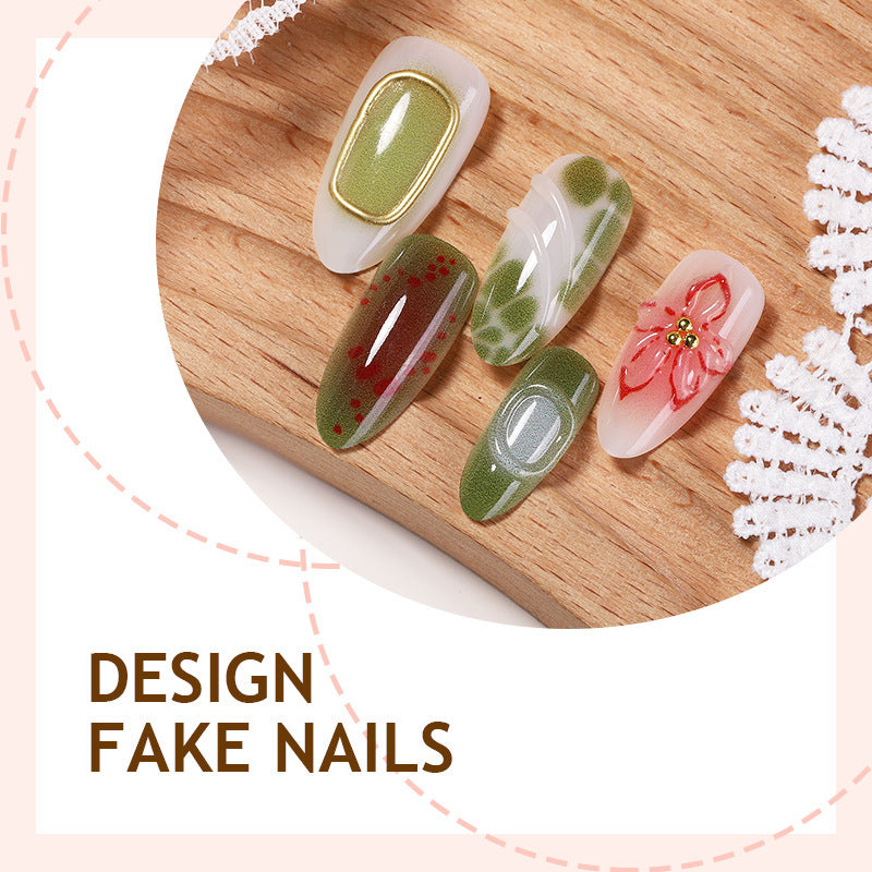 Kunstnagelset mit eleganten floralen und goldenen Akzenten Brehn