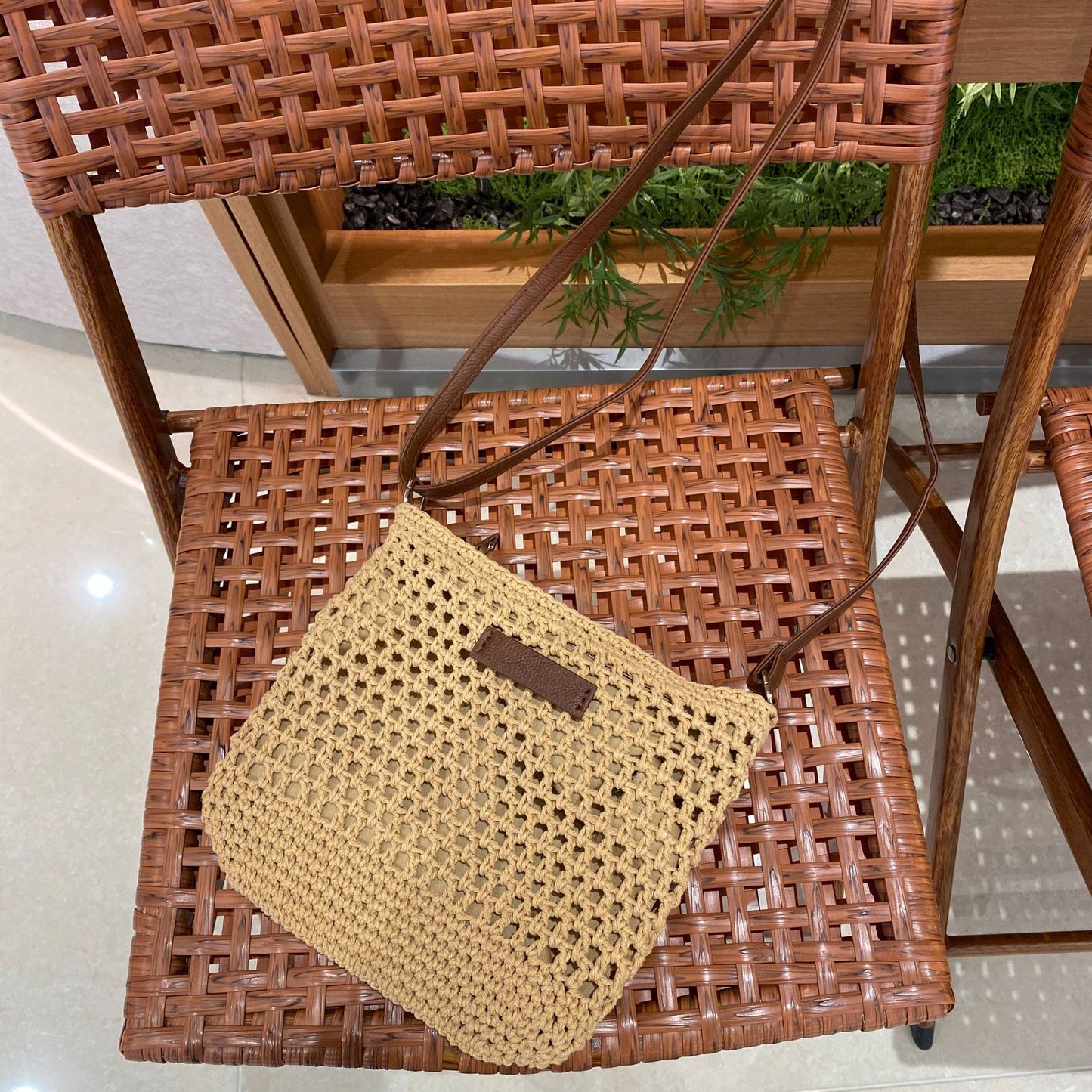 Handgeknüpfte Schultertasche mit Lederakzent Brehn