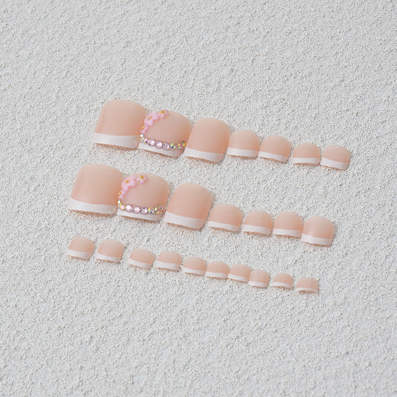 Elegante Fußnagelkunst mit filigranen 3D-Blütenverzierungen Brehn
