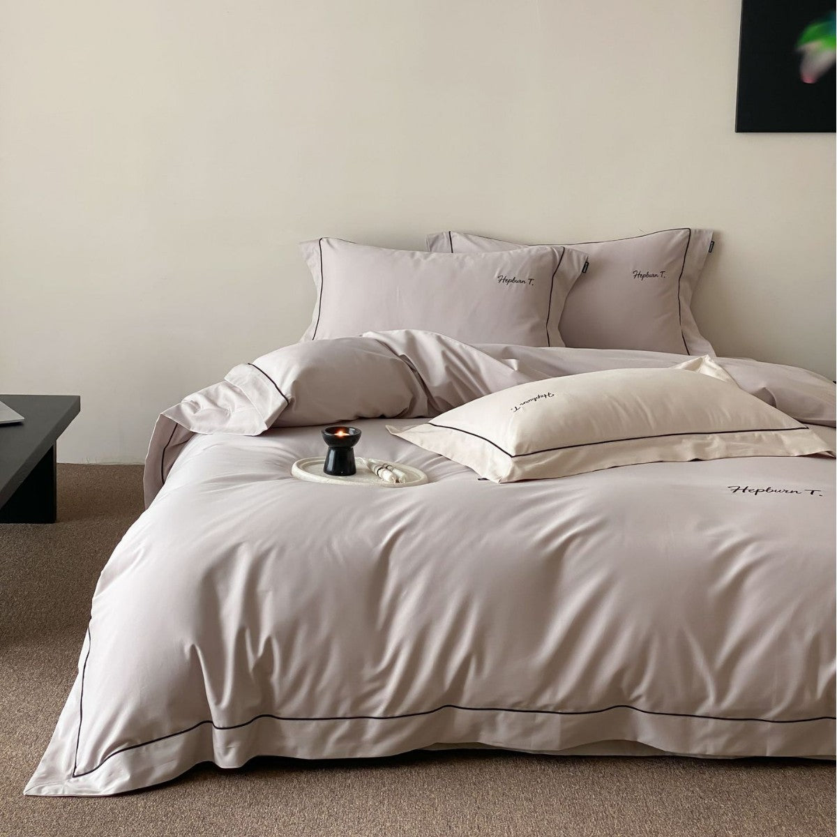 Elegantes Baumwollsatin-Bettwäscheset mit feiner Kederpaspel und Monogramm-Stickerei