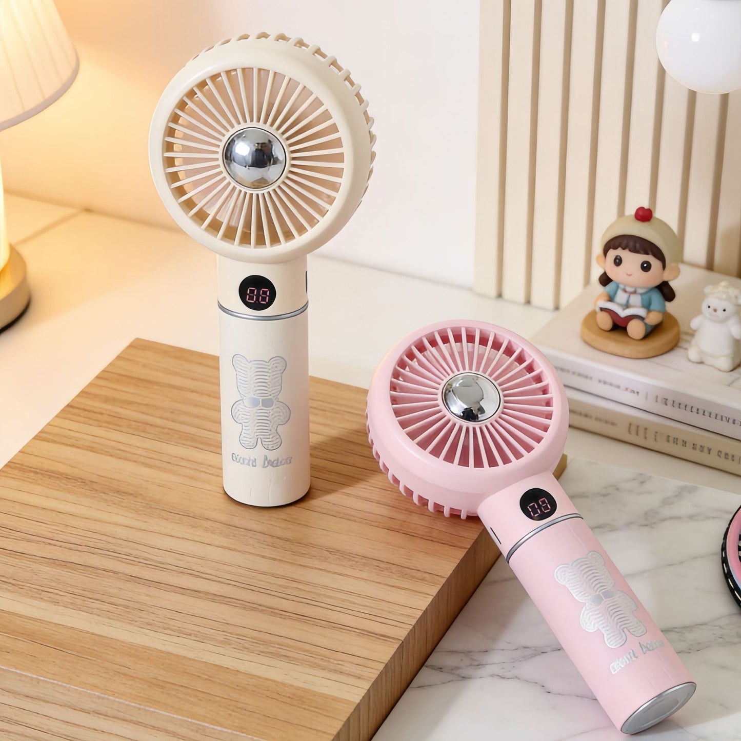 Damen tragbarer Mini-Handventilator mit digitaler Temperaturanzeige und süßem Bären-Design Brehn
