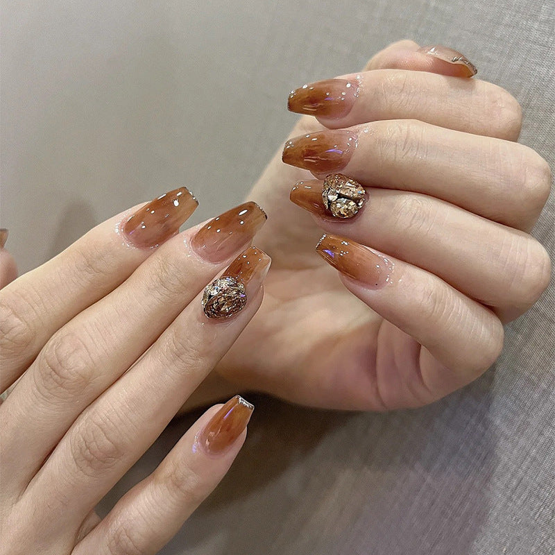 Kunstvolle Nagelsets mit floralen Akzenten Brehn