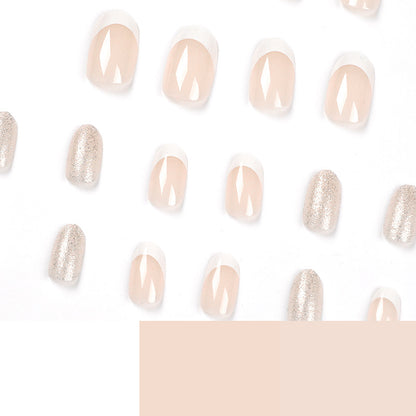 Kunstvolle Nagelverlängerungen mit elegantem French-Tip Brehn