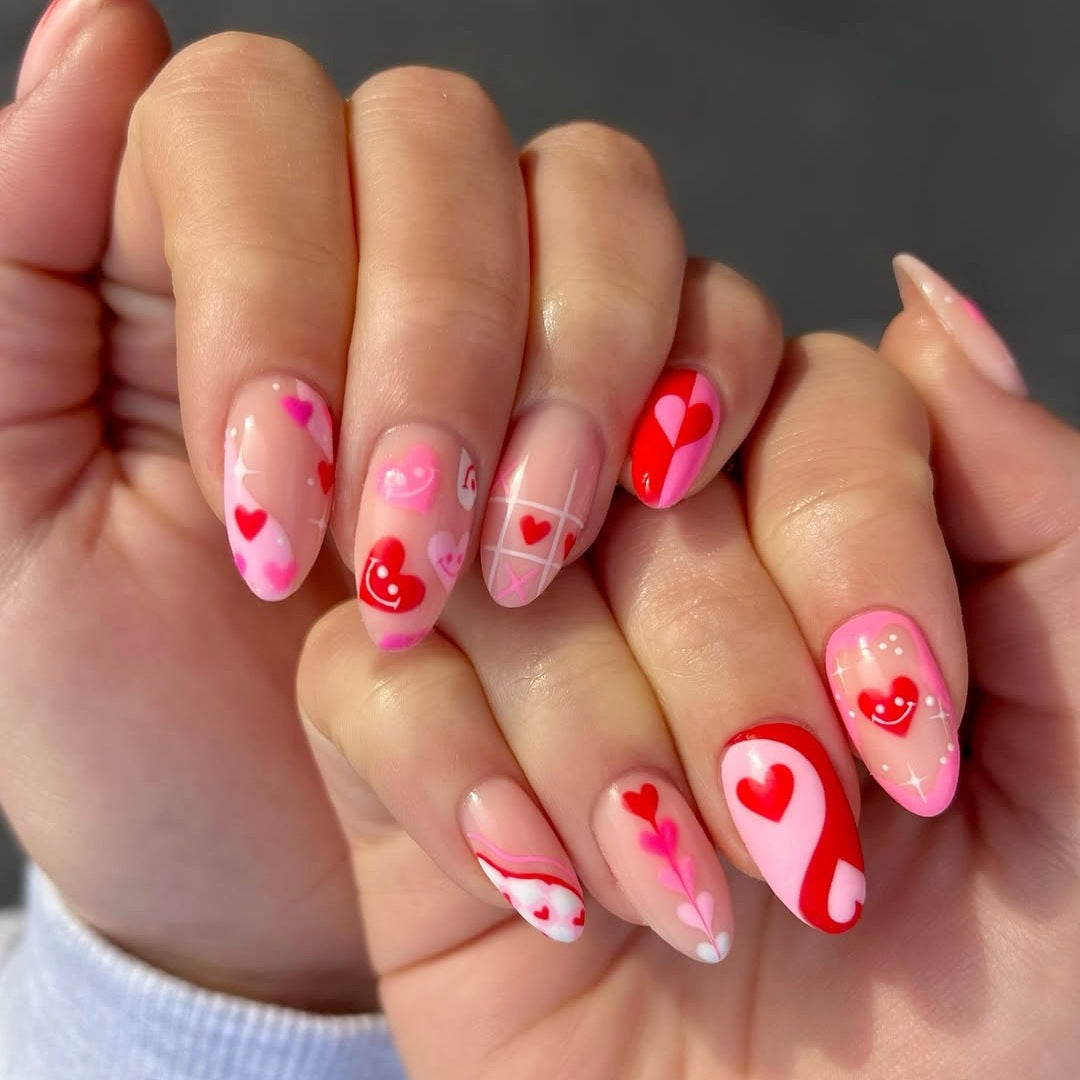 Kunstnagelset mit romantischen Herzmotiven und modernen Designs Brehn
