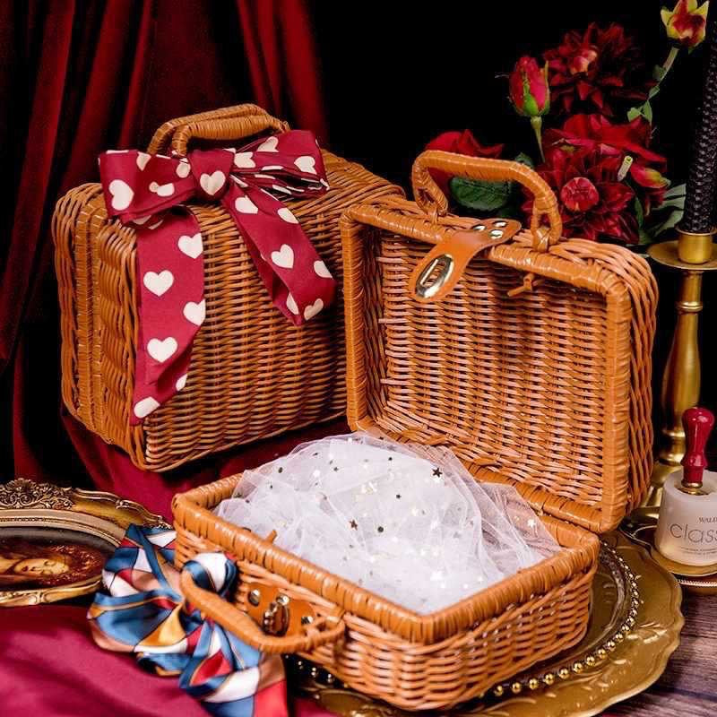 Damen Stilvolle Rattenbox mit praktischen Griffen Brehn