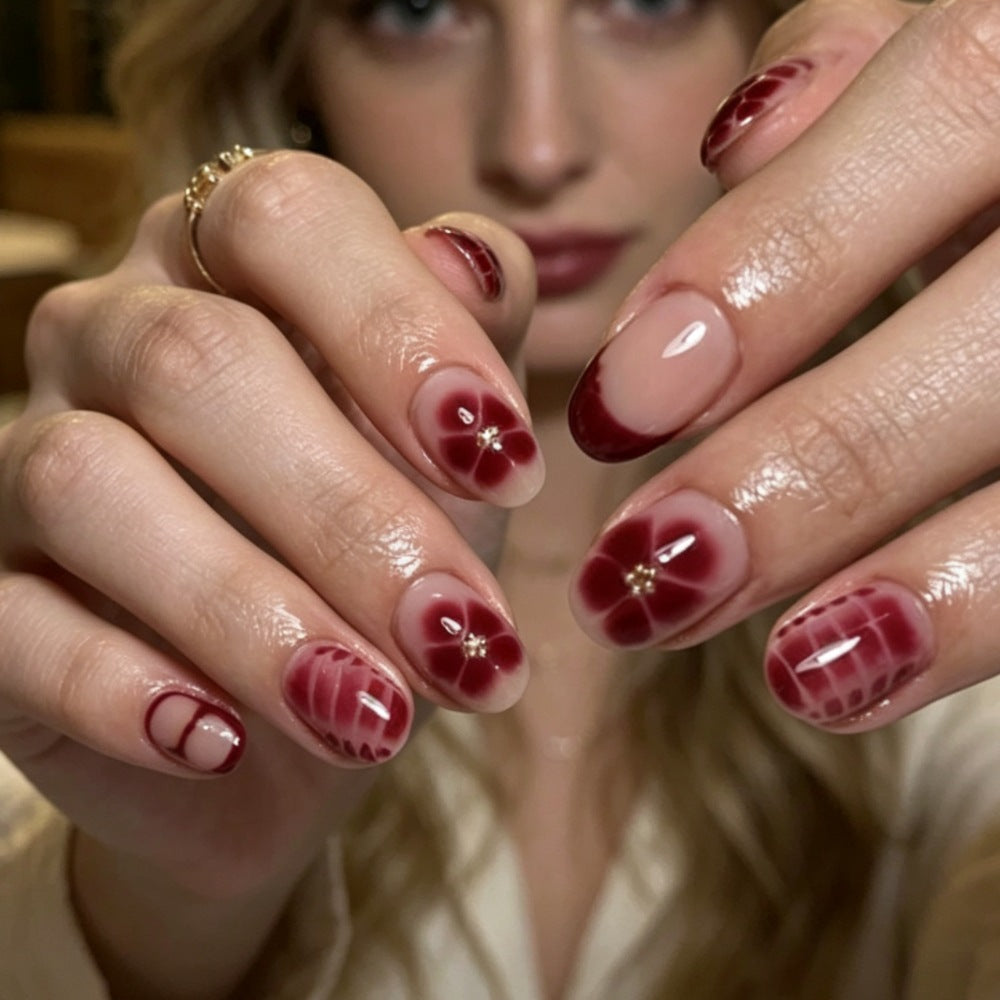 Künstlerisches Press-On-Nagelset mit floralen Designs Brehn