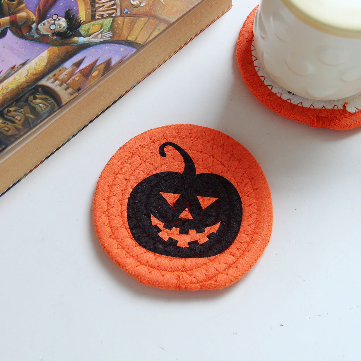 Runde Filz- und Baumwoll-Untersetzer mit gesticktem Halloween-Spukhausmotiv