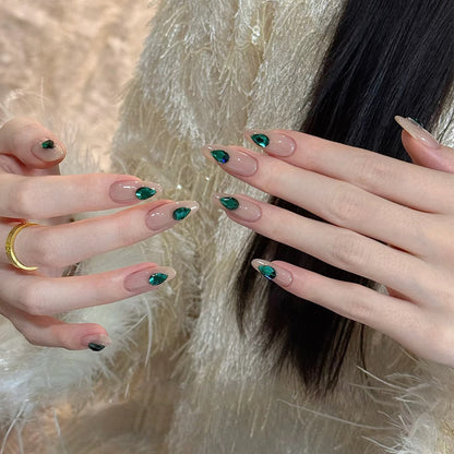 Elegante Press-On-Nagelkunst mit Edelsteinakzenten Brehn