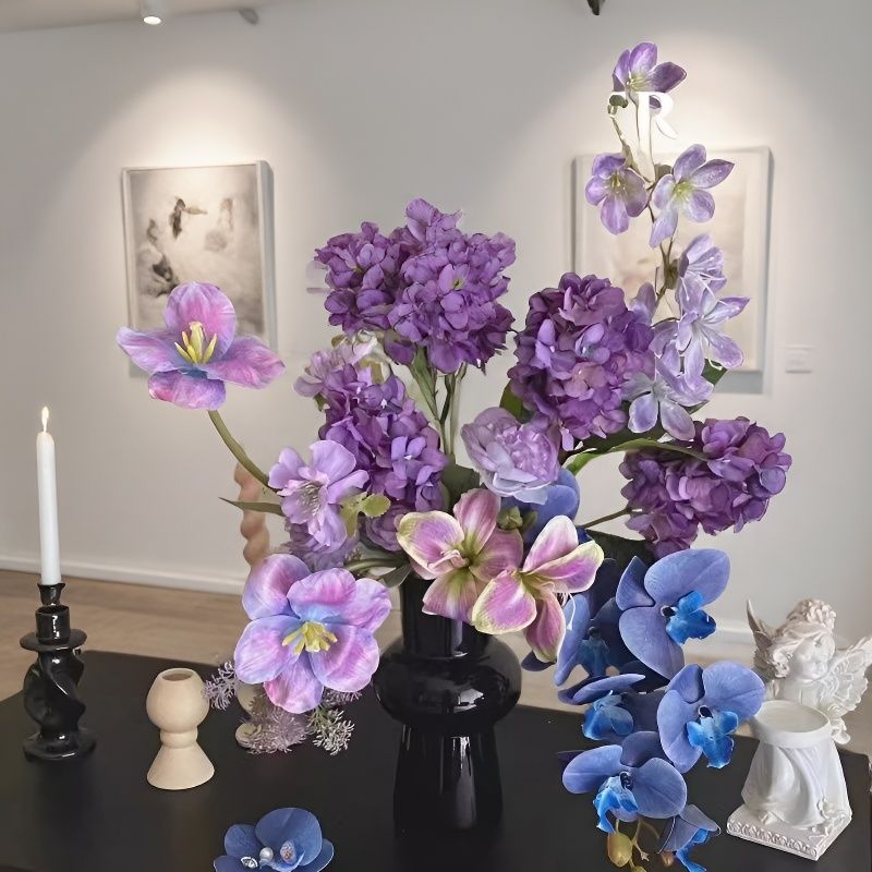 Lebensechtes Blumenarrangement in eleganter Vase
