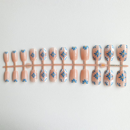 Florales Acryl-Nagelkunst-Design
