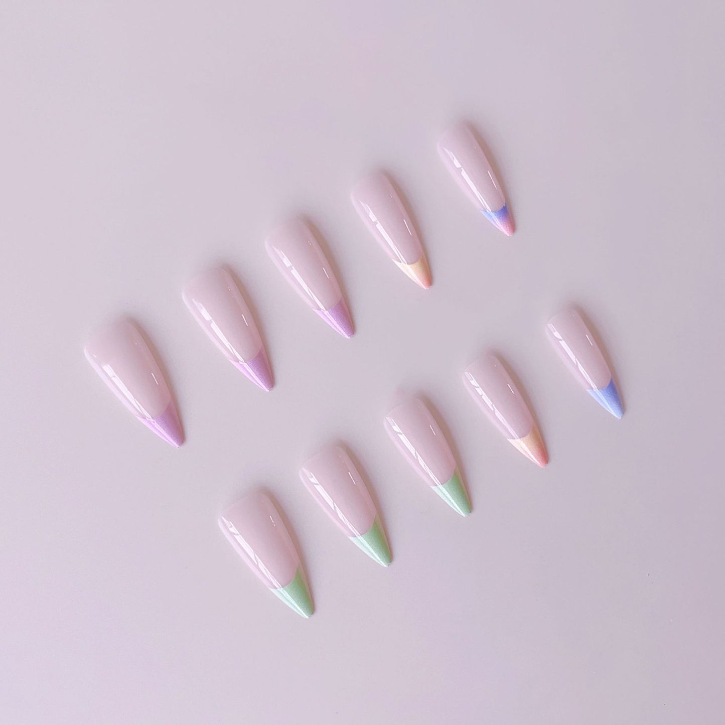 Kunstnagelset mit trendigem Farbverlauf und Glitzerakzenten Brehn
