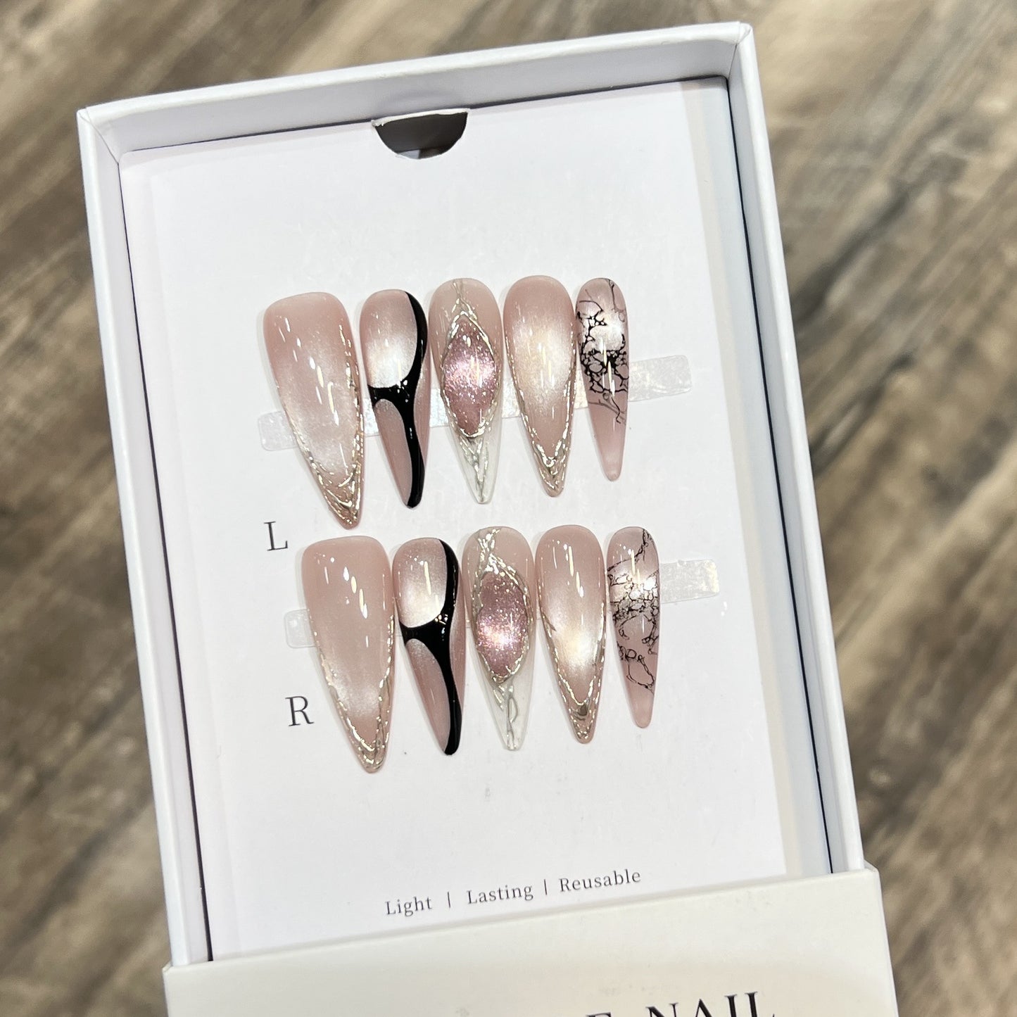 Künstlerisches Stiletto Press-On Nagelset mit einzigartigem Marmor Design Brehn