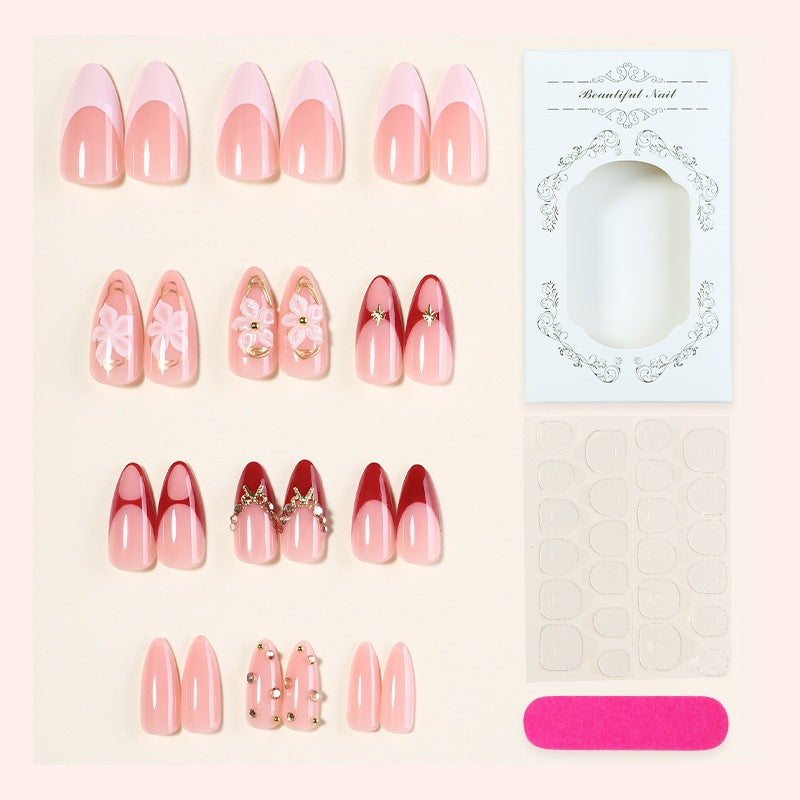Kunstnagelset mit floralen Akzenten und glamourösen Designs Brehn