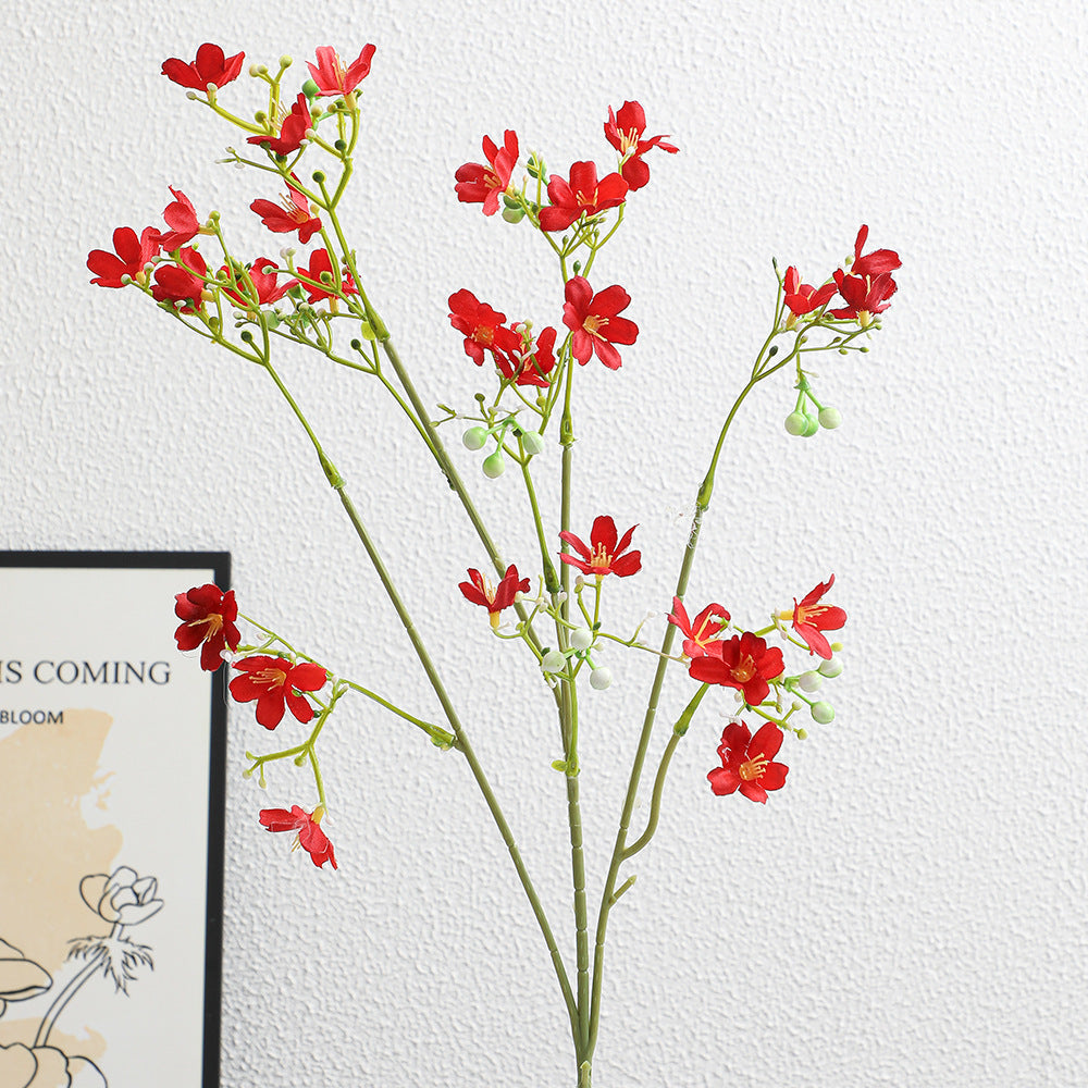 Künstlicher Blütenzweig mit zarten blauen Blumen und grünen Beeren Brehn