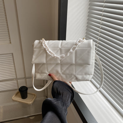 Gepolsterte Handtasche mit Kettengriffen