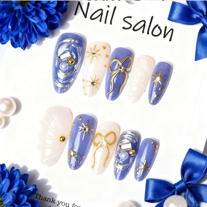 Künstlerisches Press-on-Nagelkunst-Set mit Gold- und Perlenakzenten Brehn