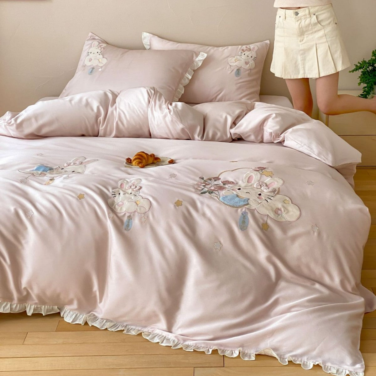 Verspieltes Kinder-Bettwäscheset aus seidig-weichem Baumwollsatin mit applizierten Häschen und Kuschel-Kissen