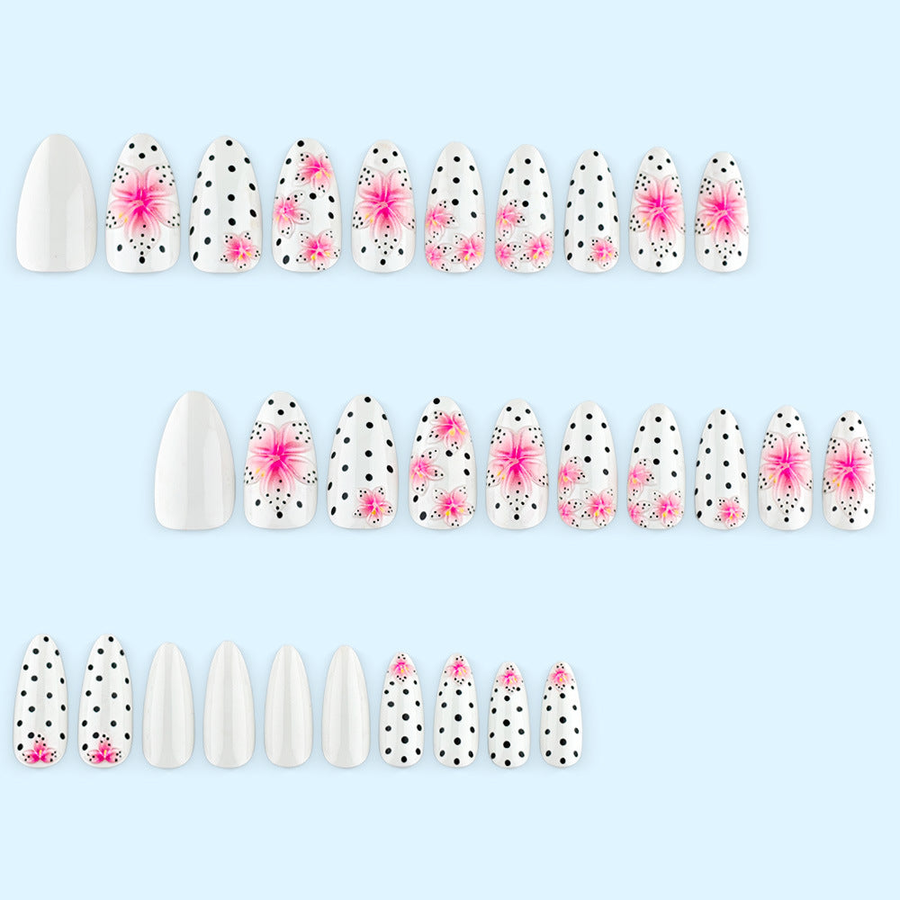 Kunstnagelset mit floralen Akzenten und Polka-Dots Brehn