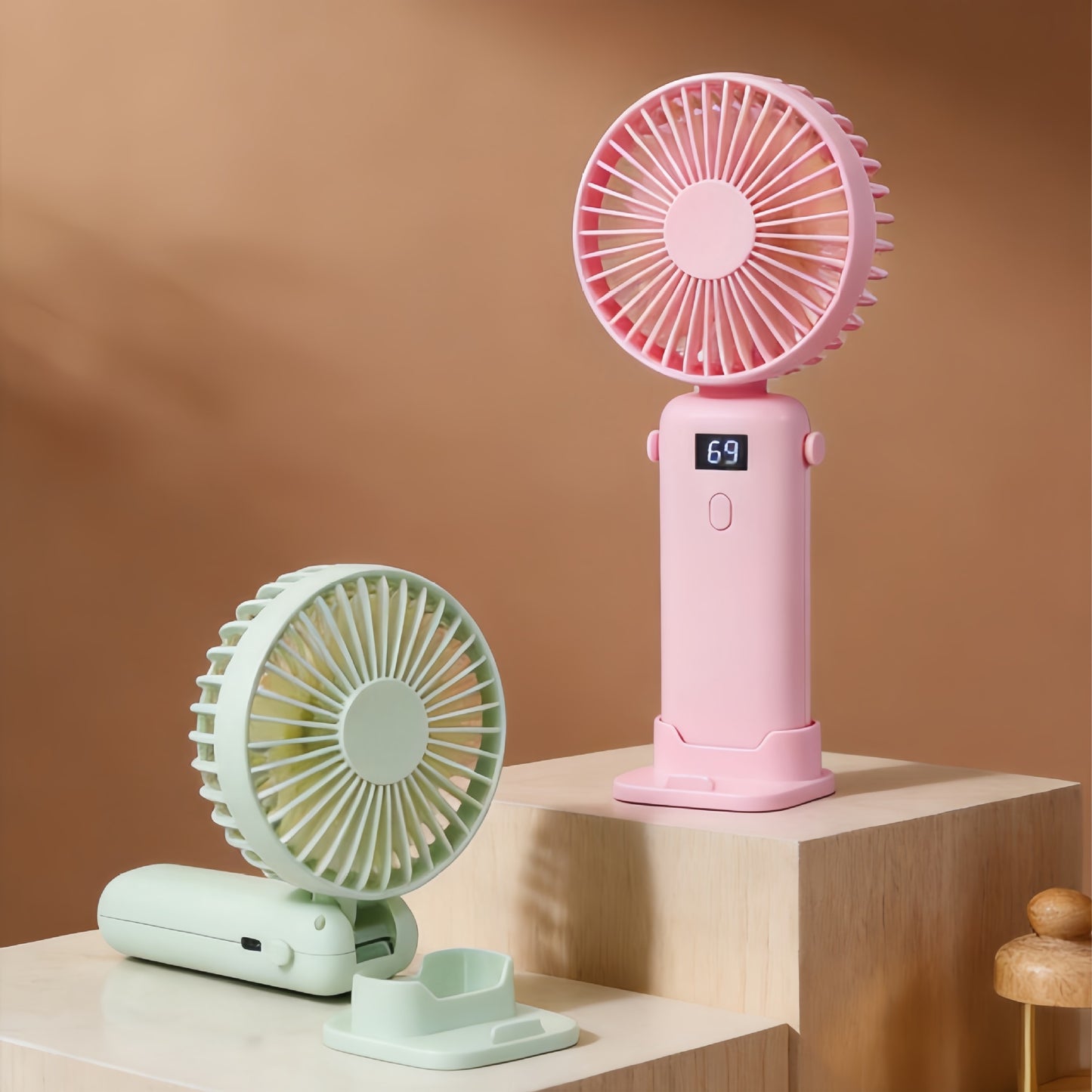 Damen Tragbarer Handventilator mit digitales Display und USB-Anschluss Brehn