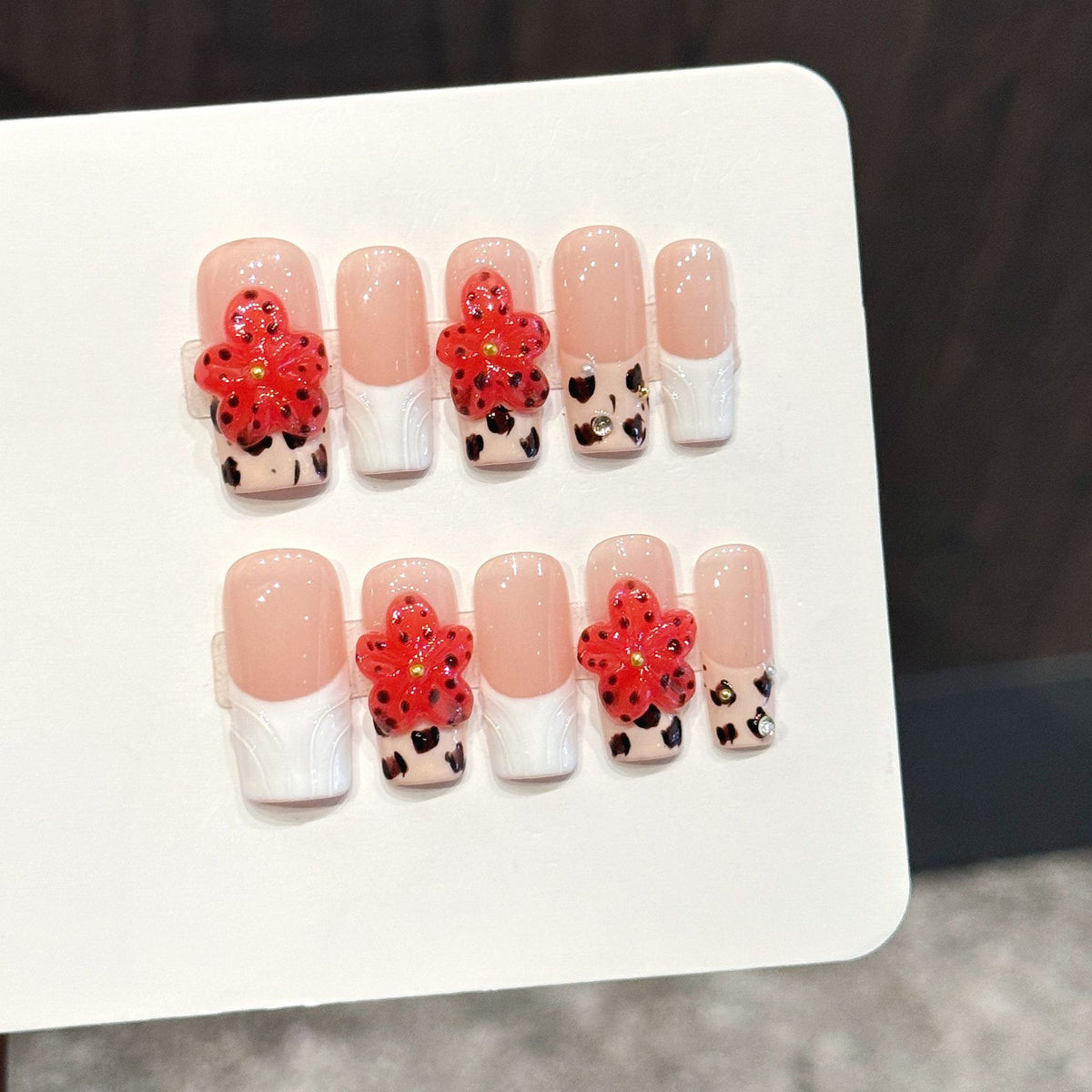 Künstlerisches Nagelkunst Press-On Set mit floralen Akzenten