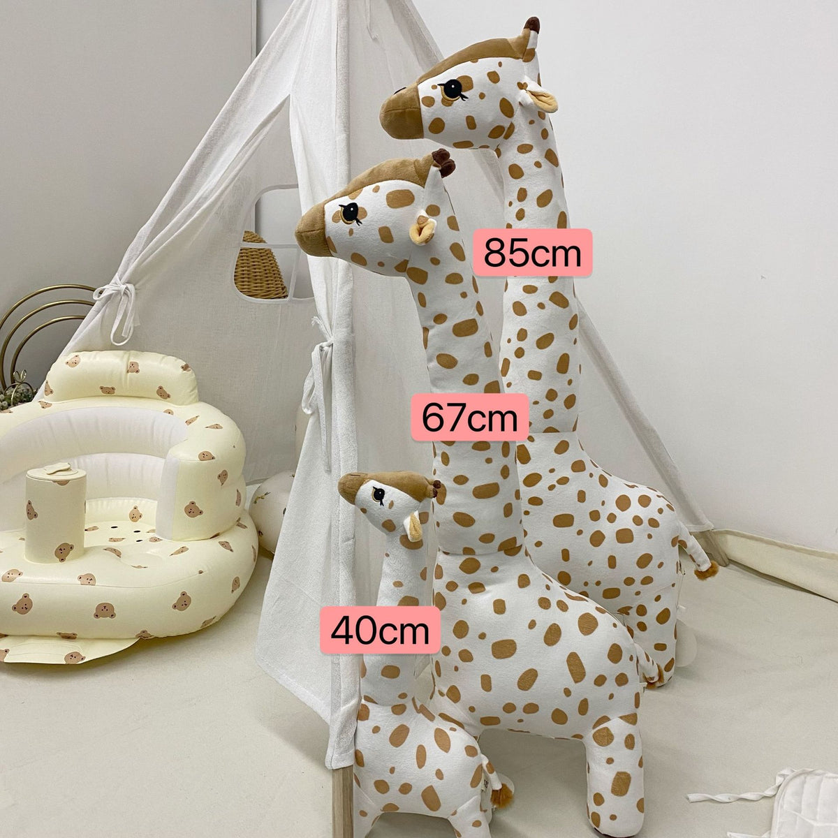 Handgemachte Leinenkaninchenpuppe mit kariertem Baumwollkleid