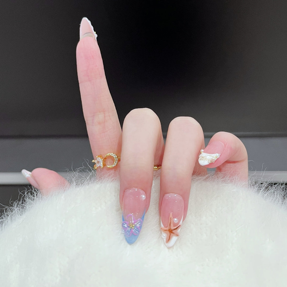 Künstlerisches Press-On Nagelkunst Set mit floralem und Seestern Design Brehn