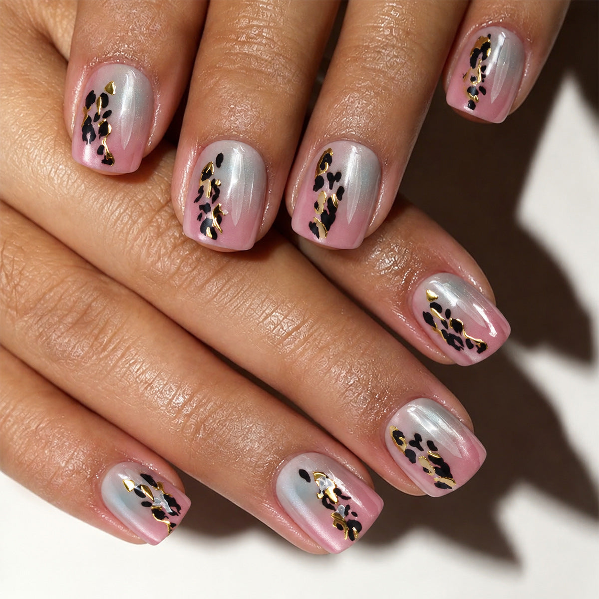 Künstlerisches Press-On Nagelset mit floralen Akzenten Brehn