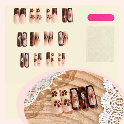 Künstliche Nail Art mit floralem und glamourösem Design Brehn