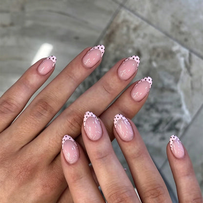 Kunstnagelset mit eleganten Spitzen und verspielten Punkten Brehn