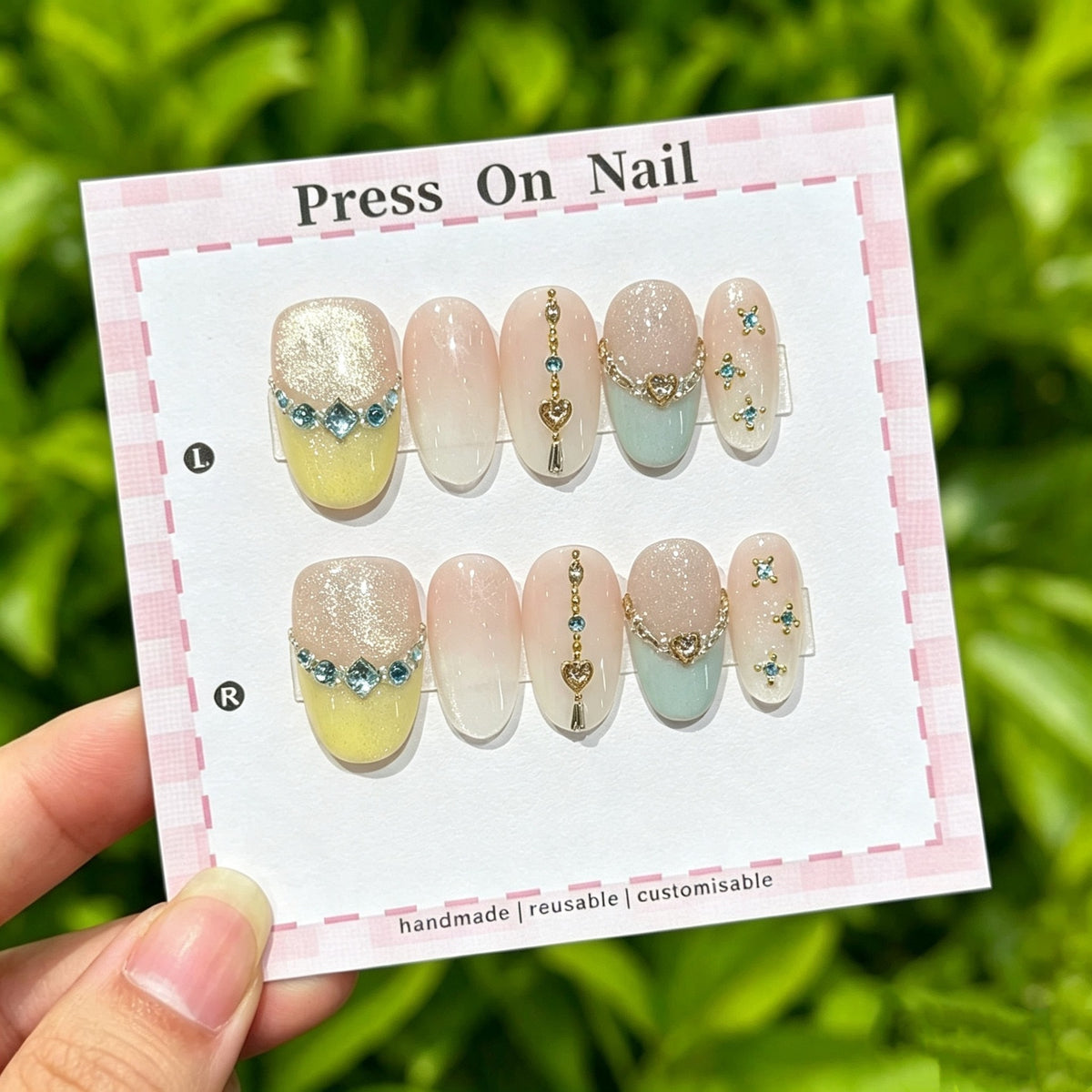 Künstlerisches Press-On Nagelset mit Herz- und Edelsteinakzenten