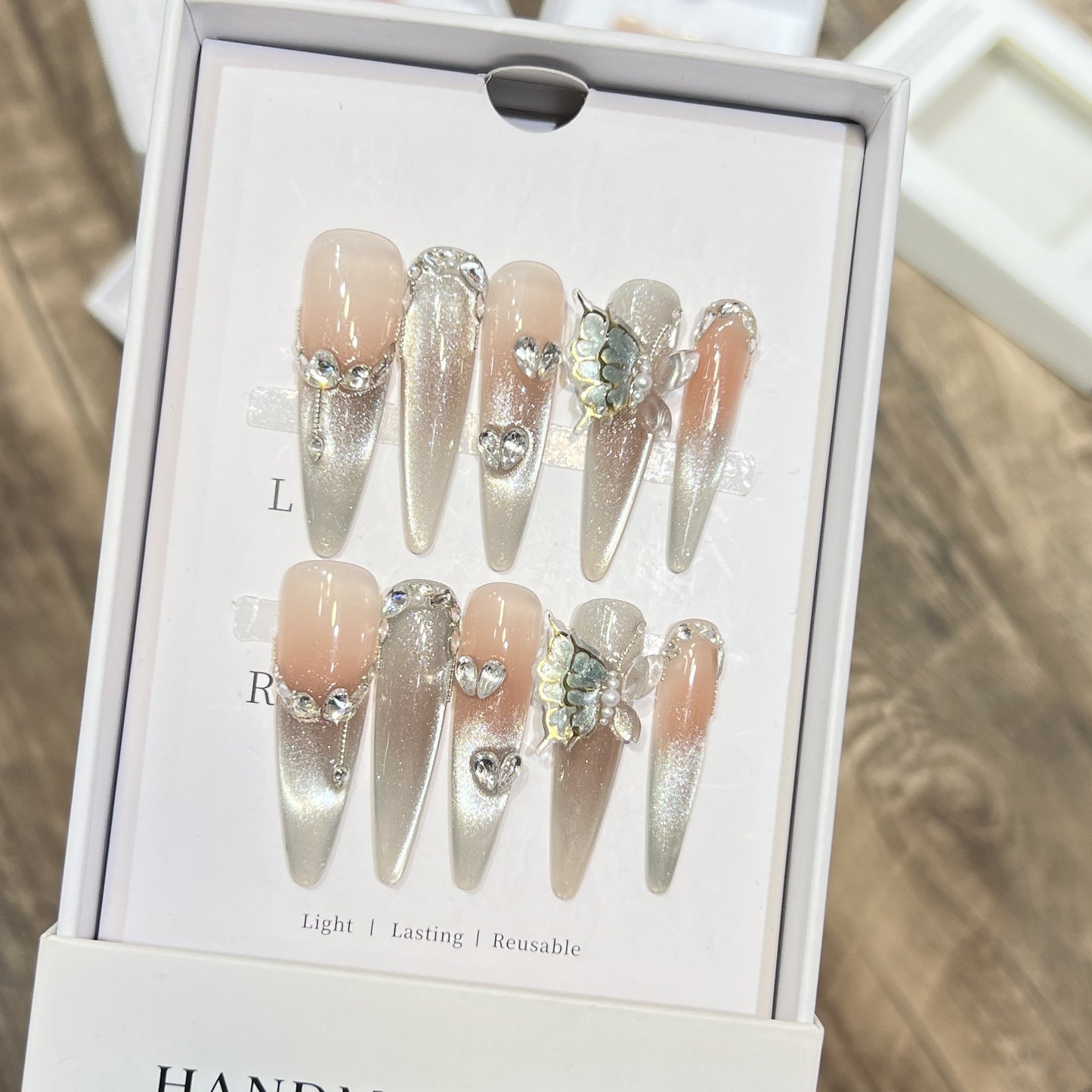 Dekorativer Stiletto Press-On Nagelkunst Set mit Schmetterlingsakzenten Brehn
