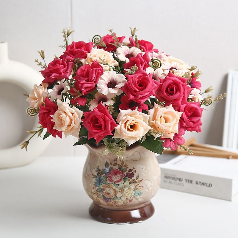 Lebensechte Blumenarrangement in modernem Vase