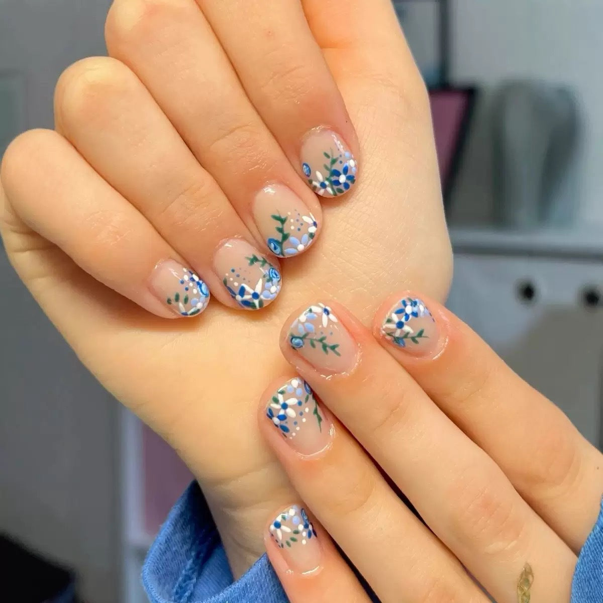 Kunstnagelset mit eleganten floralen Verzierungen Brehn