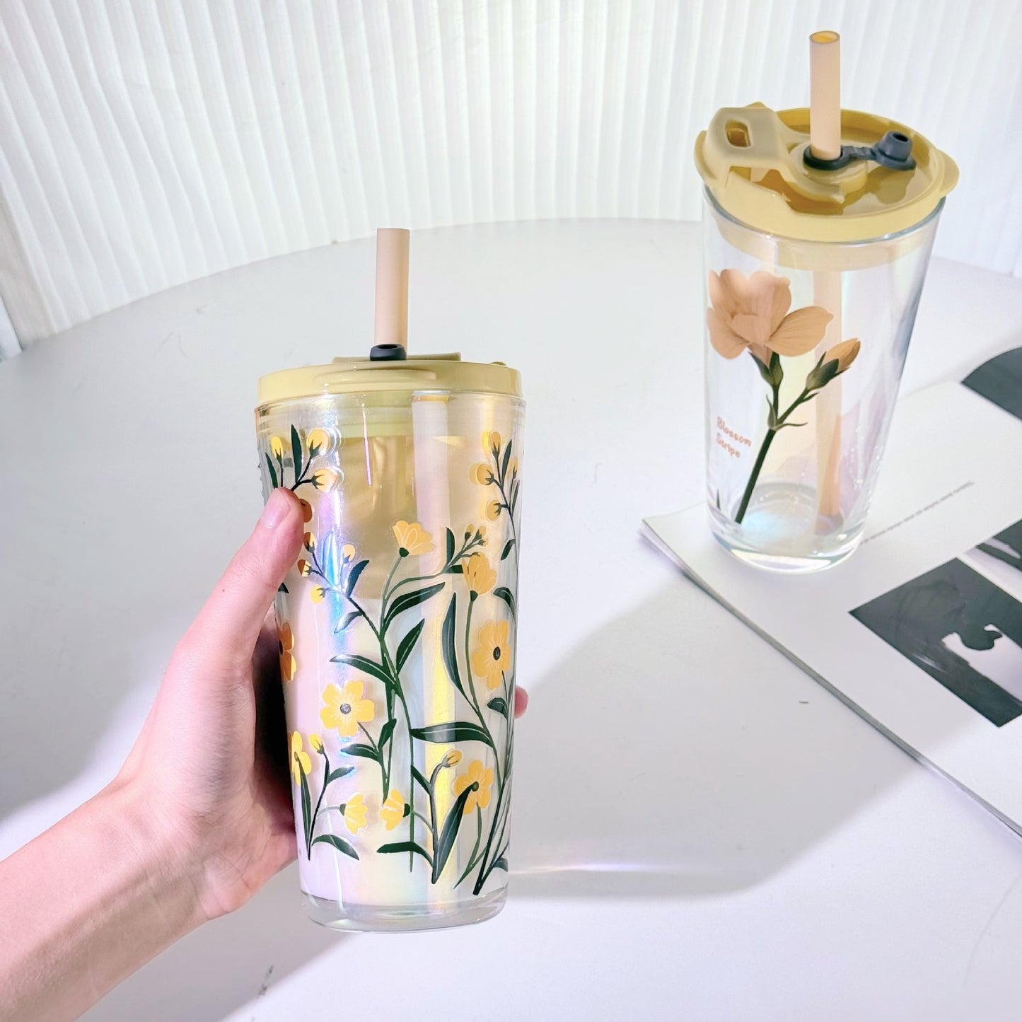 Damen Trinkbecher mit praktischer Silikonschutzhülle und dekorativen Blumenmotiven Brehn