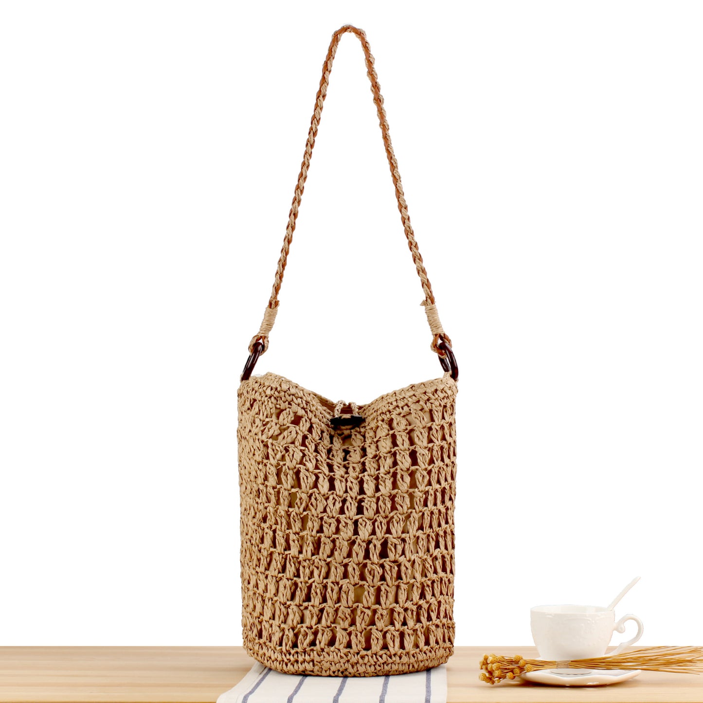 Handtasche Aus Handgewebtem Naturmaterial mit Dekorativem Verschluss Brehn