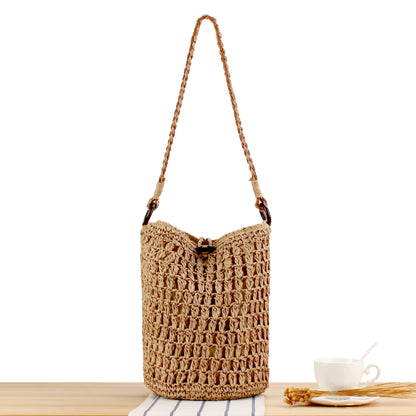 Handtasche Aus Handgewebtem Naturmaterial mit Dekorativem Verschluss Brehn