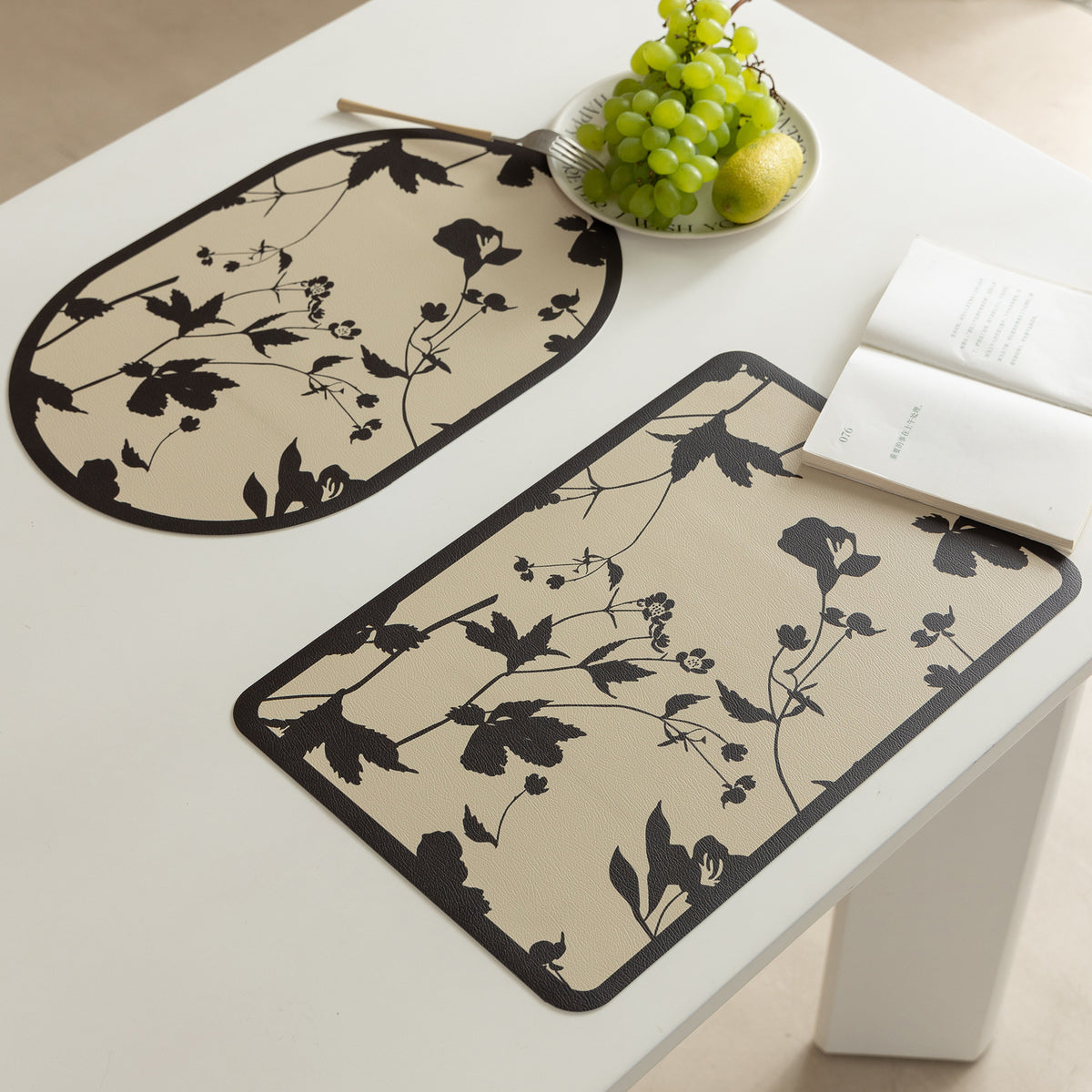 Abwischbare Tischsets aus PU‑Leder mit botanischem Silhouetten‑Design Brehn
