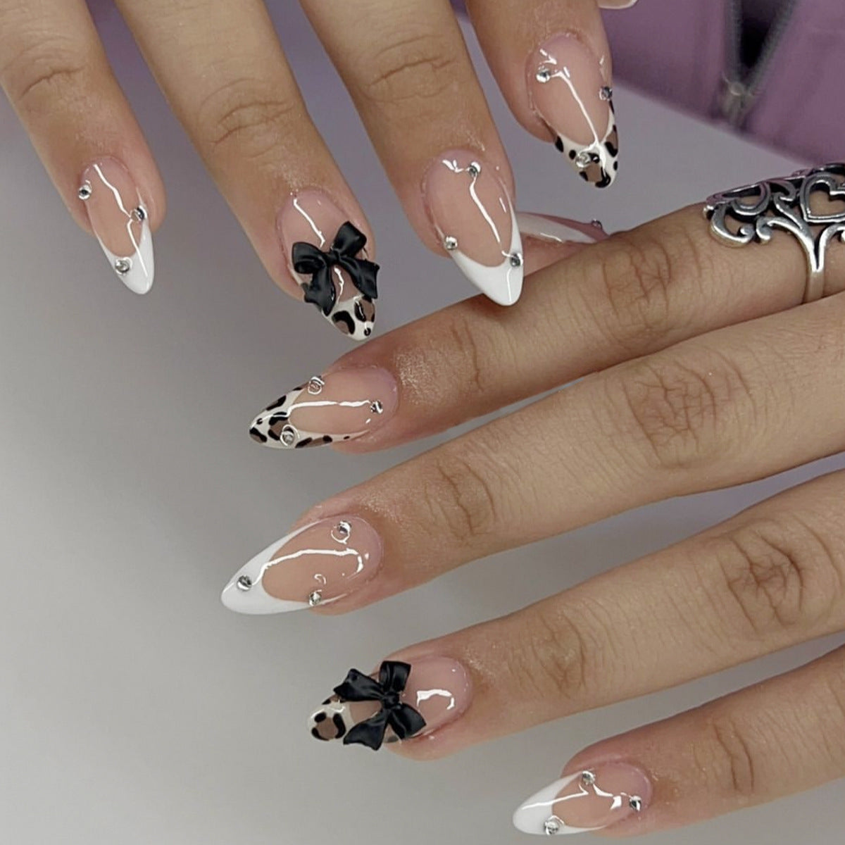 Elegante Stiletto Nagelkunstverlängerungen mit dekorativen Schleifen Brehn