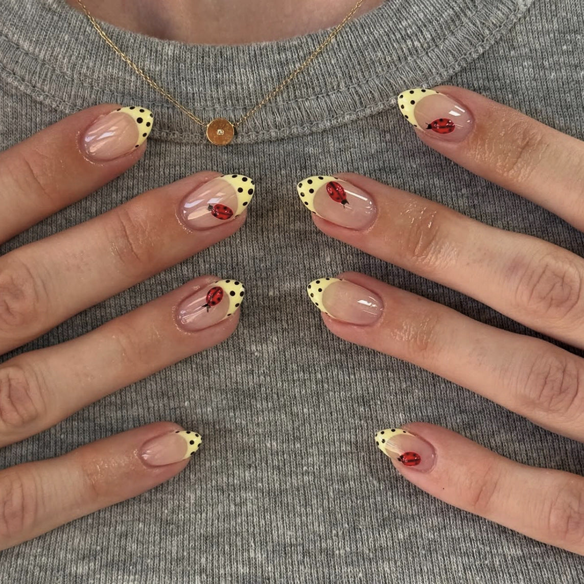 Künstliche Nagelkunst mit verspielten Punkten und Schleifen Brehn