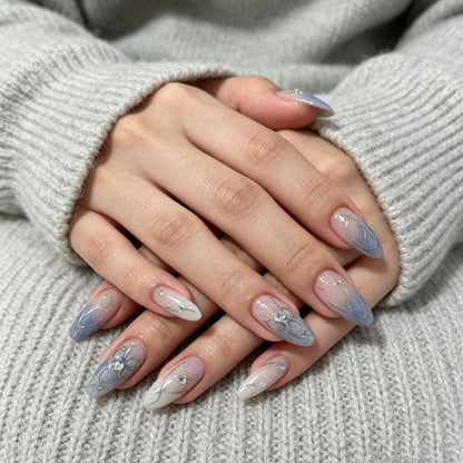 Künstlerisches Press-On-Nageldesign mit floralen und Schmuckakzenten Brehn