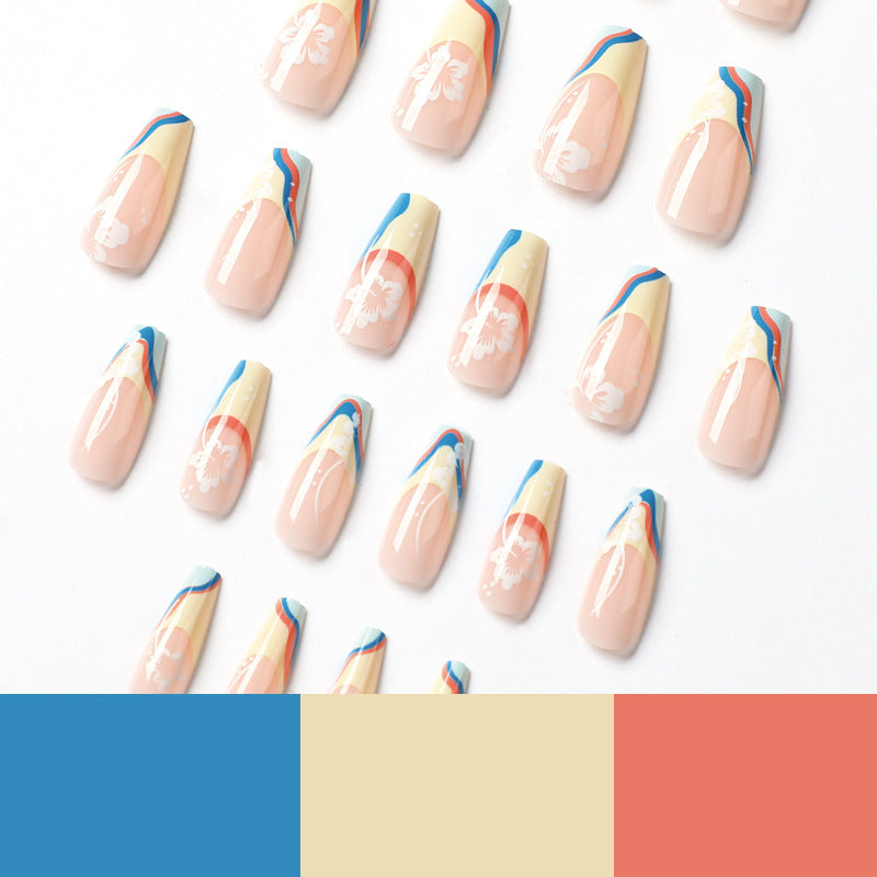 Kunstvolle Nagelkunst mit floralen Akzenten und kreativen Farbschichten Brehn